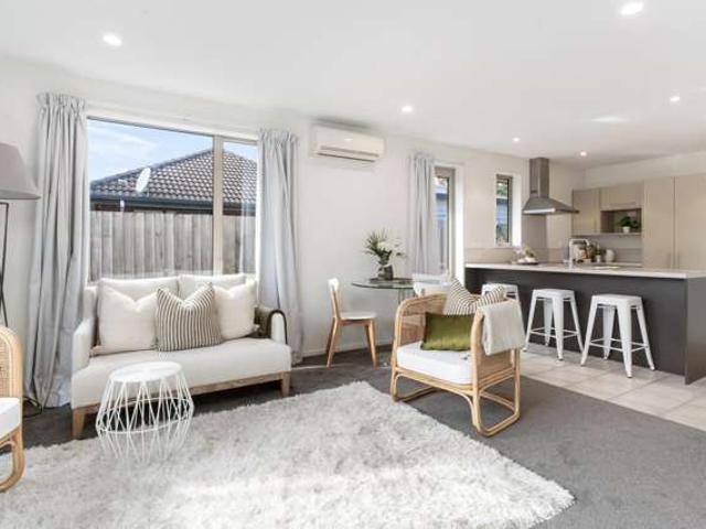 Townhouse for sale in Chaslands, Canterbury