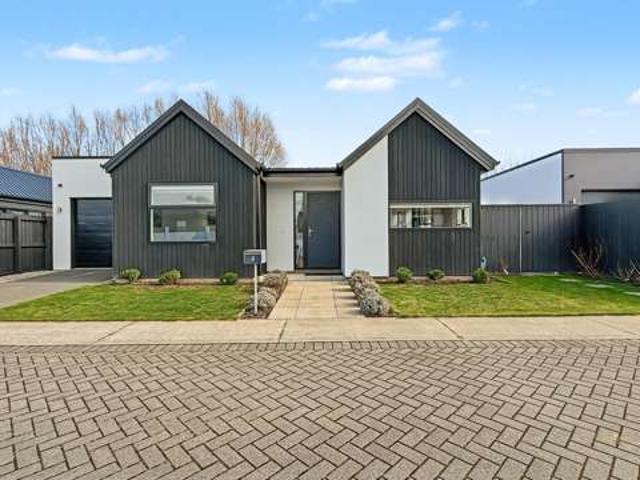 House for sale in Chaslands, Canterbury