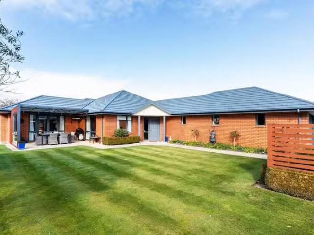 House for sale in Chaslands, Canterbury