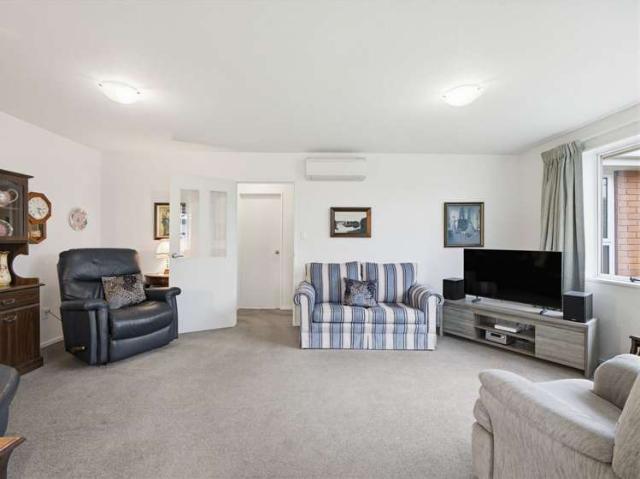 Townhouse for sale in Chaslands, Canterbury