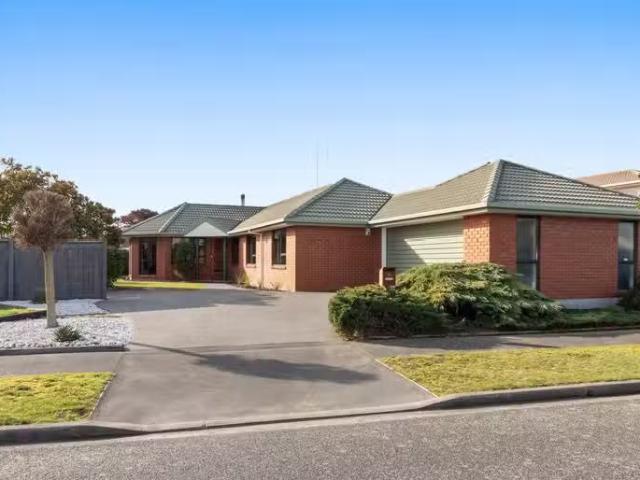 House for sale in Chaslands, Canterbury