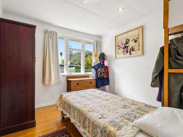 House for sale in Point England, Oroua County