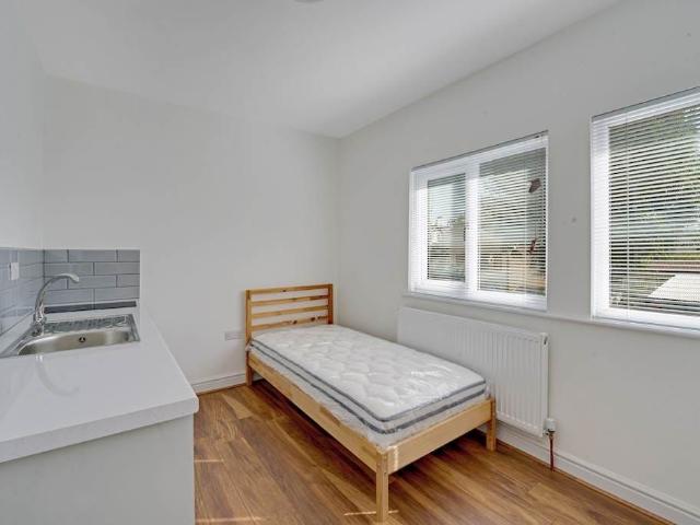 Studio for rent in London Borough of Ealing, Greenford