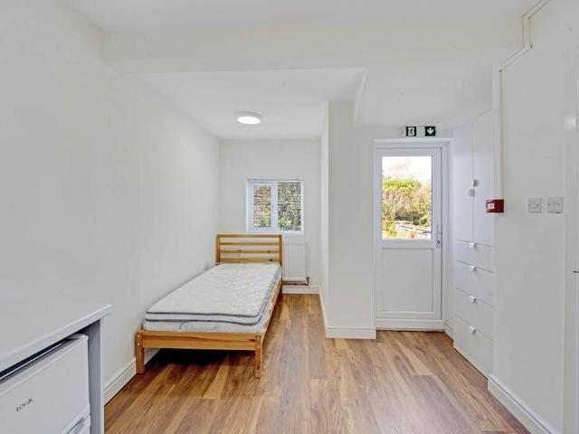 Studio for rent in London Borough of Ealing, Greenford