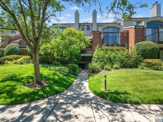 Townhouse for sale in Teaneck, New Jersey