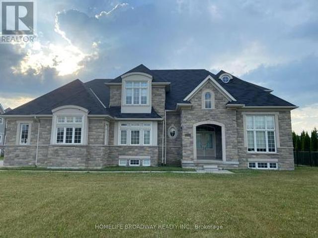 House for sale in Georgina House for sale in Georgina