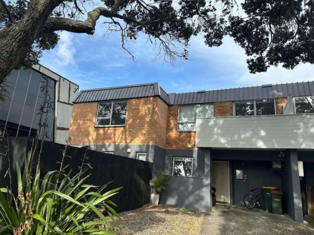 Townhouse for rent in Whangaparaoa