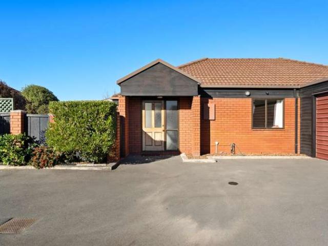 Townhouse for sale in Chaslands, Canterbury