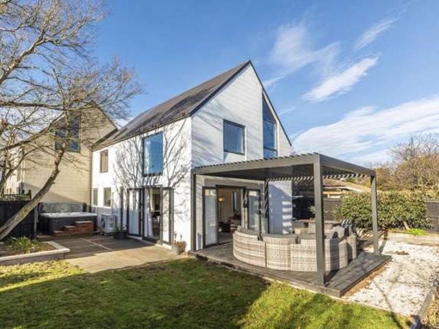 Townhouse for sale in Chaslands, Canterbury