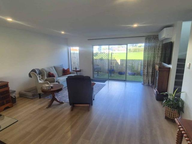Townhouse for rent in Point England, Oroua County