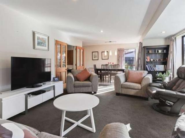 Property for sale in Chaslands, Canterbury