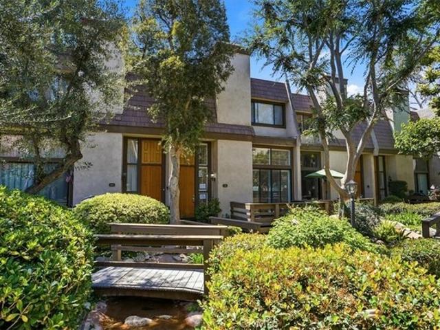 Townhouse for sale in Canoga Park, California