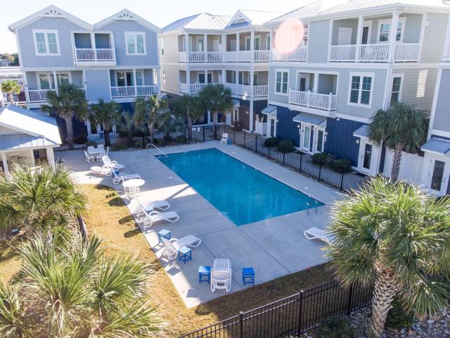 Townhouse for sale in Queens Court, Emerald Isle