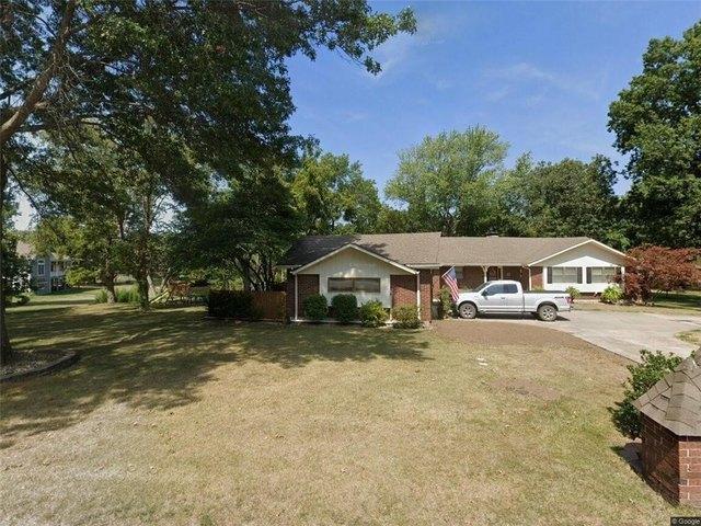House for sale in Harrisonville, Missouri