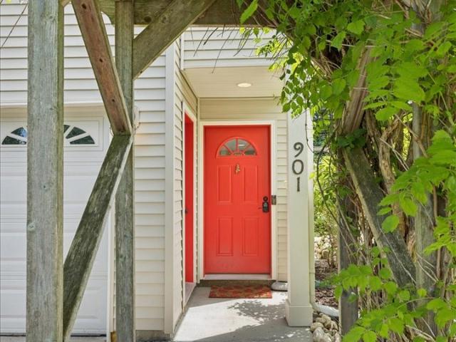 House for sale in Mchenry, Illinois