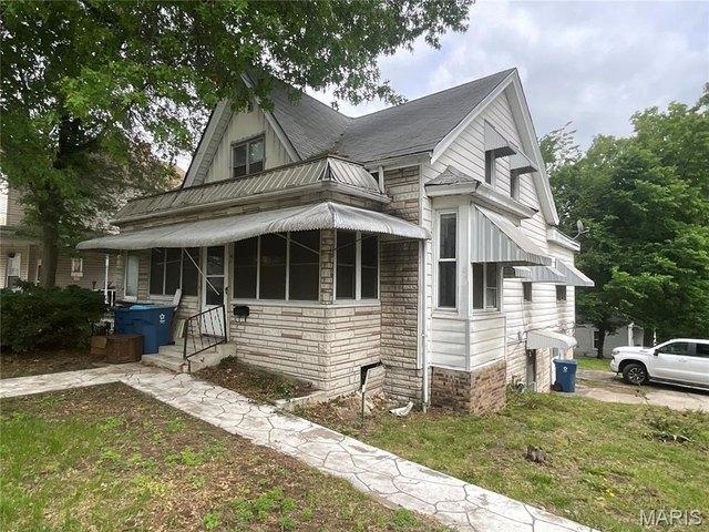 House for sale in Alton, Illinois