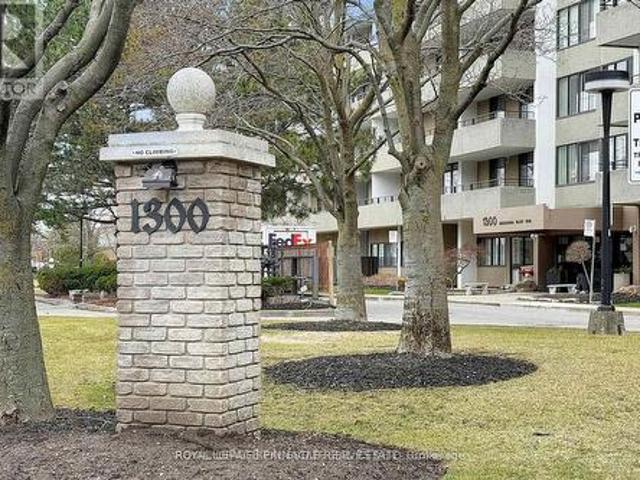 Condo for sale in Mississauga Valleys, Mississauga