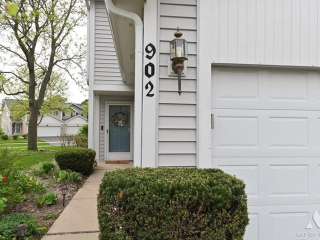 Townhouse for sale in Westmont, Illinois