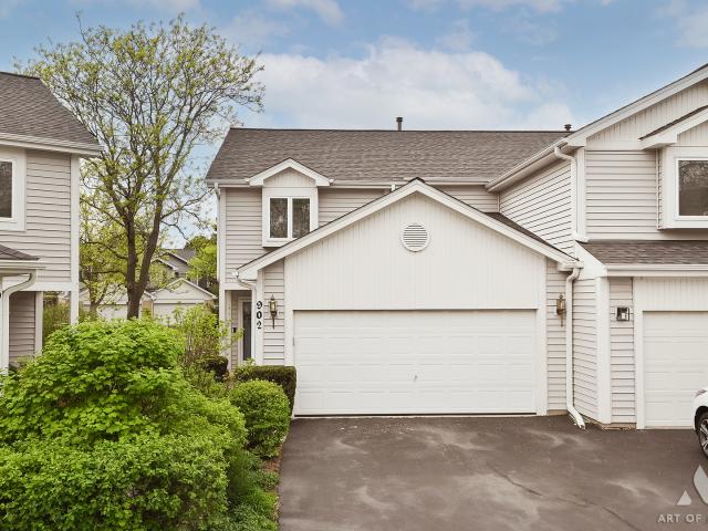 Townhouse for sale in Westmont, Illinois