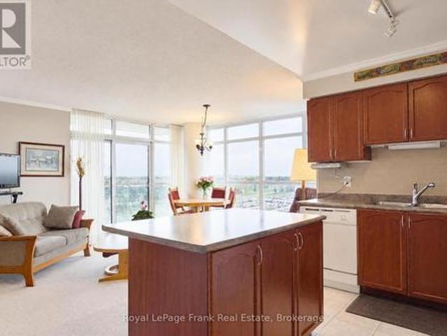 Condo for sale in Whitby, Golden Horseshoe