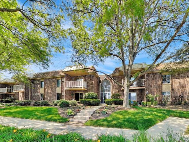 Condo for sale in Arlington Heights, Illinois