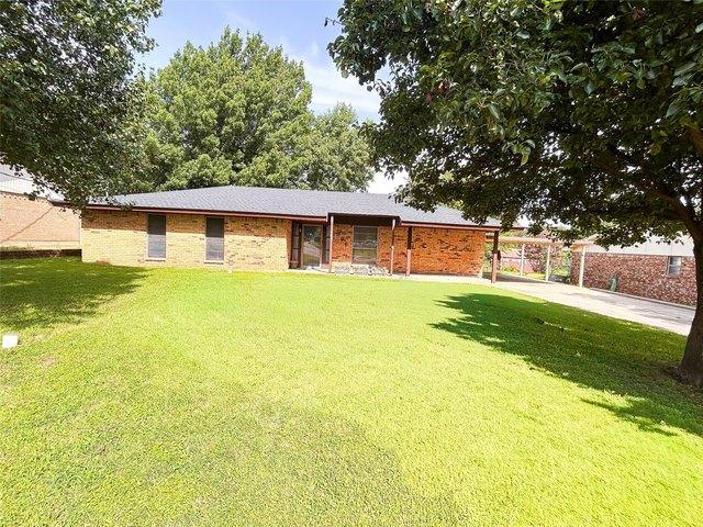 House for sale in Bowie, Texas
