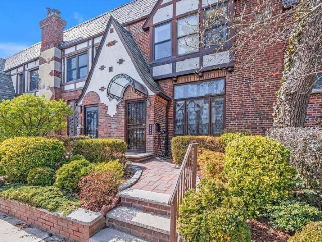 Townhouse for sale in Forest Hills
