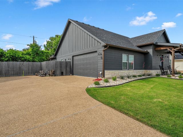 House for sale in Hewitt, Texas