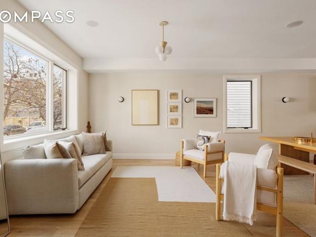 Townhouse for sale in Arverne, New York