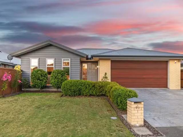 House for sale in Chaslands, Canterbury