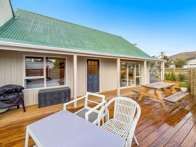 Townhouse for rent in Chaslands, Canterbury