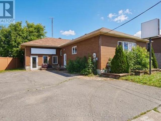 Commercial for rent in Russell, Ontario