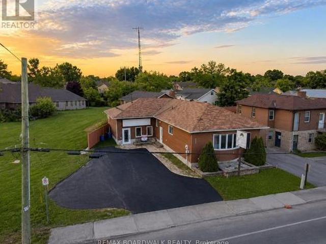 Commercial for rent in Russell, Ontario