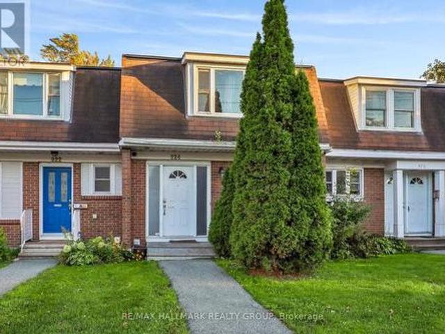 Townhouse for sale in Courtland Park, Ottawa