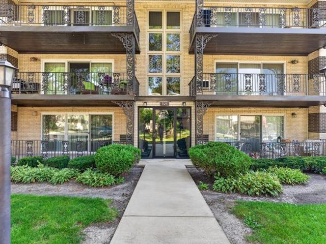 Condo for sale in La Grange, Illinois