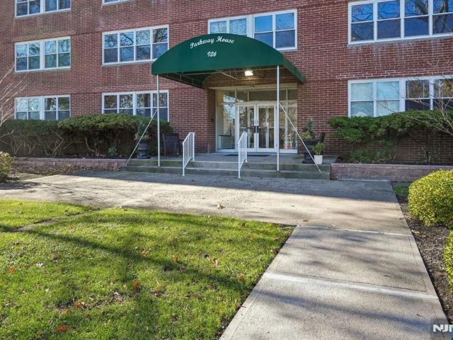Townhouse for sale in Glen Ridge, New Jersey