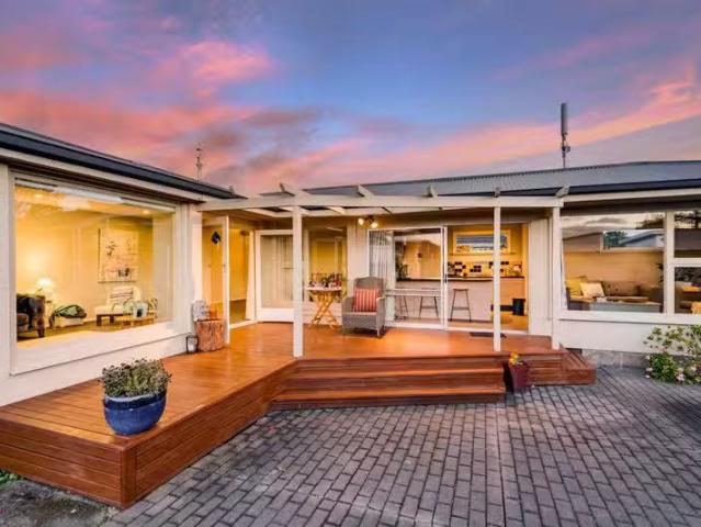 House for sale in Chaslands, Canterbury
