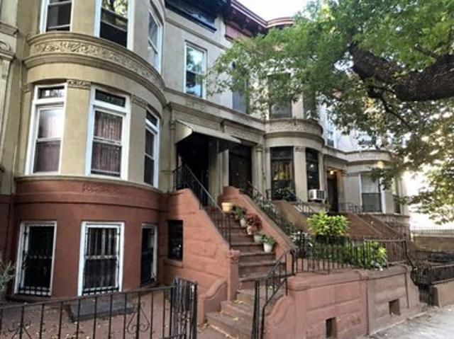 Townhouse for sale in Eastern Parkway, New York