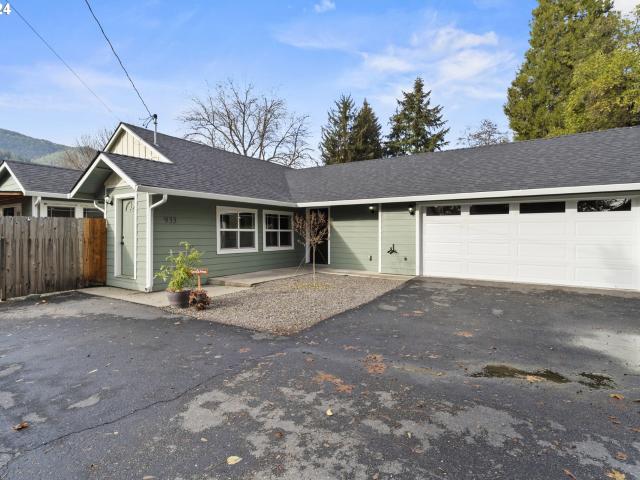 House for sale in Rogue River