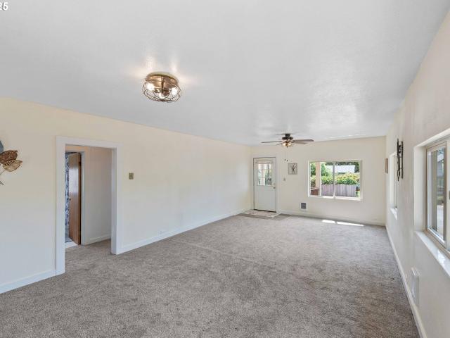House for sale in Coos Bay