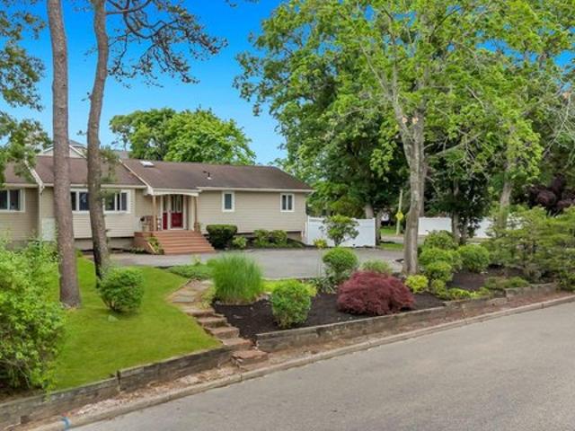 House for sale in Smithtown, New York