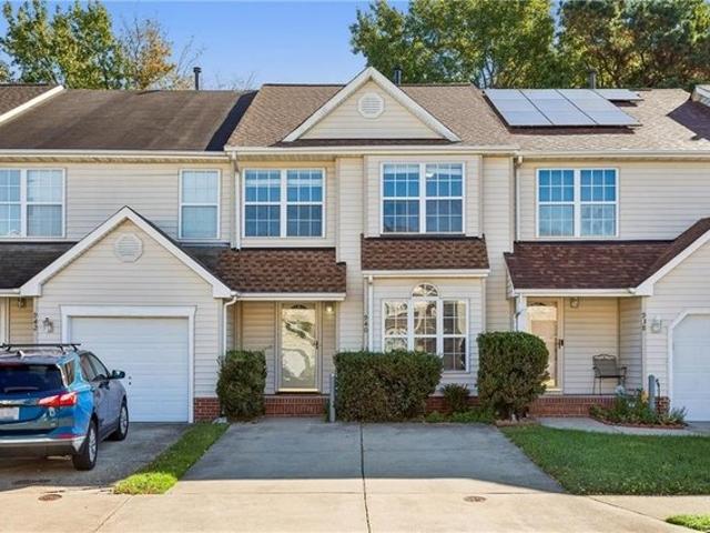 Townhouse for sale in Foxbourne Place, Hampton