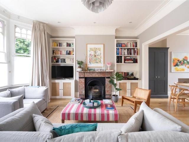 Apartment for rent in Brondesbury Park, Greater London