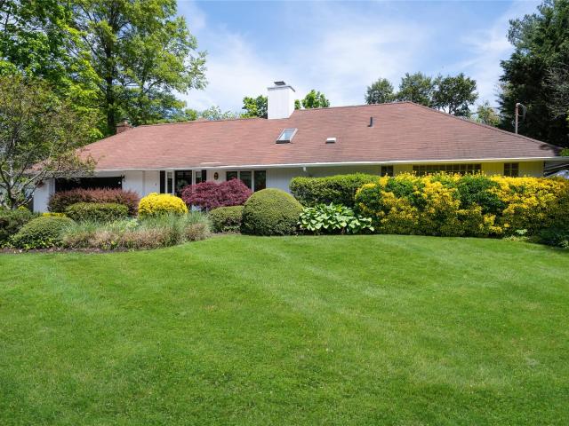 House for sale in Roslyn Heights