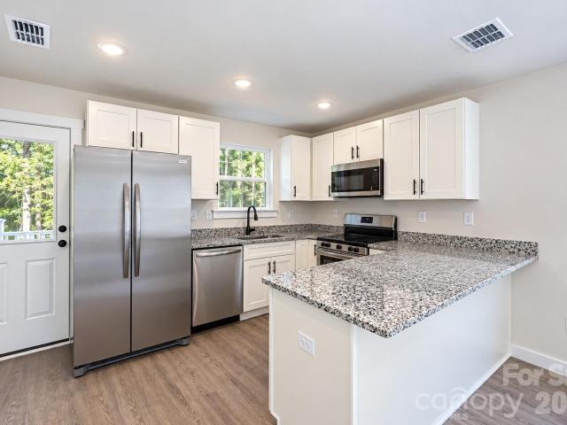 House for sale in Kenwowrth, Hickory
