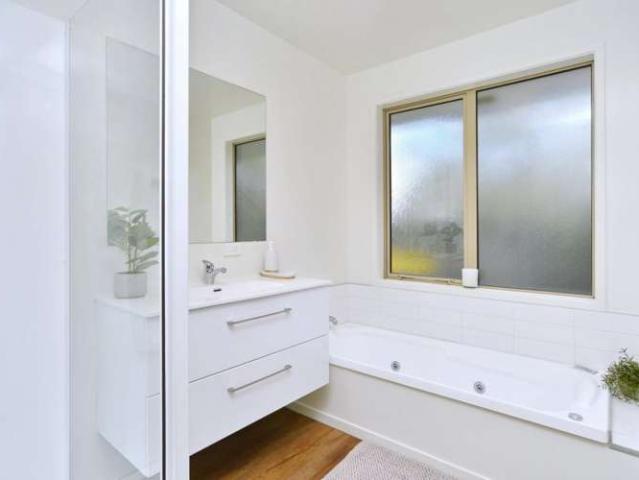 Property for sale in Chaslands, Canterbury