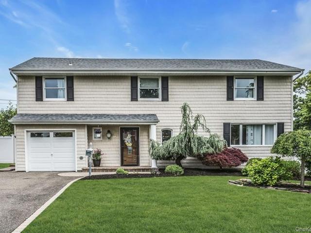 House for sale in Smithtown, New York