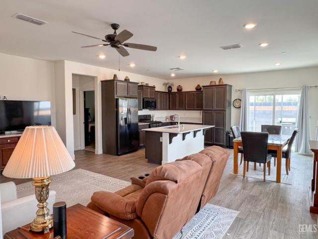 House for sale in Gossamer Grove, Shafter