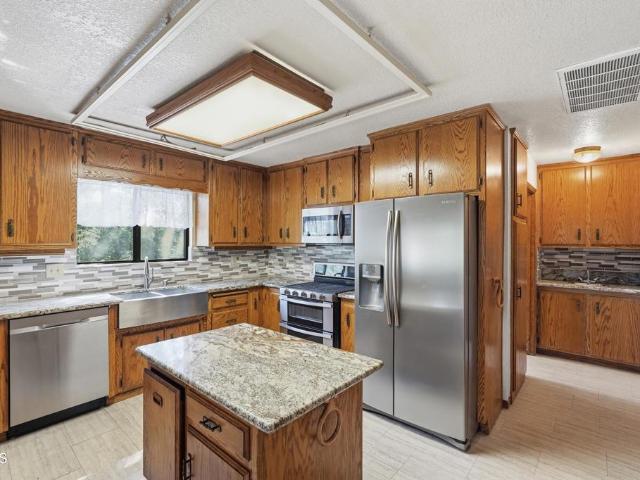 House for sale in Cedarpines Park, California