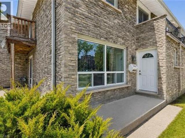 Townhouse for rent in Burlington, Ontario